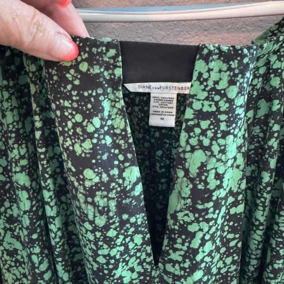 Dianne von Furstenburg~Size M~Green and black blouse~NWOT - Picture 6 of 8
